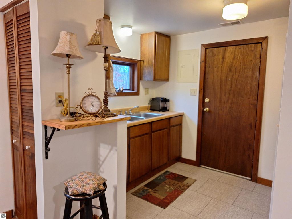 Image 10 of property listing at 1235 Oakland Street, Traverse City, MI 49686