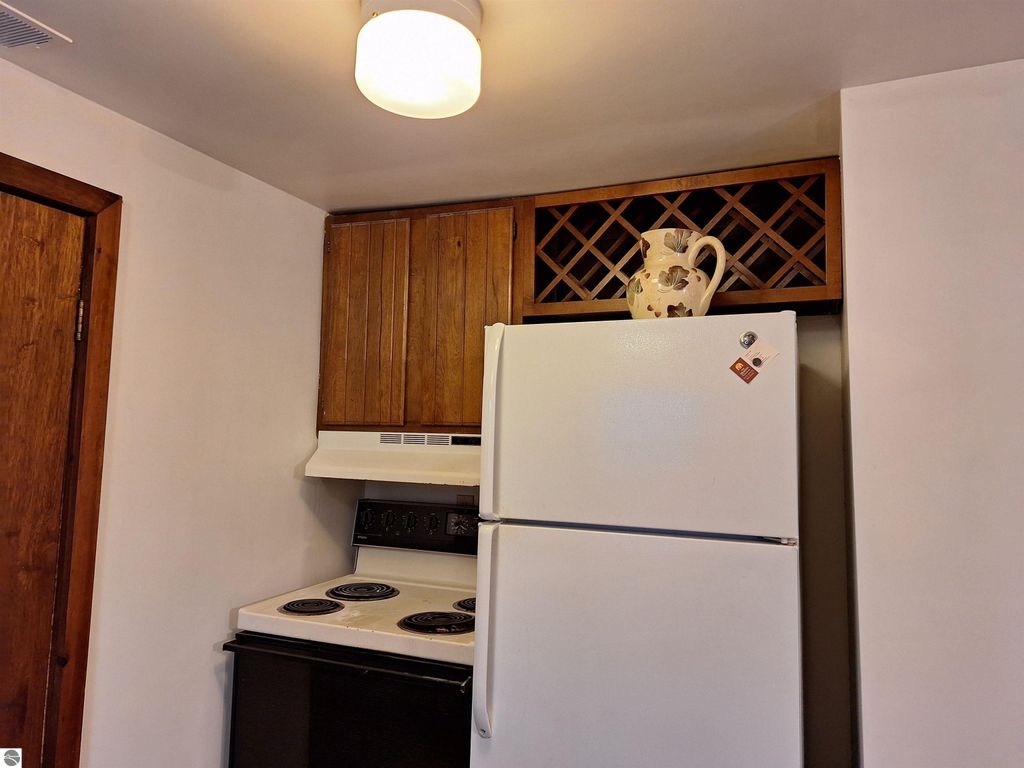 Image 12 of property listing at 1235 Oakland Street, Traverse City, MI 49686