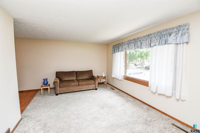 5900 W 50th St, Sioux Falls, SD 57106