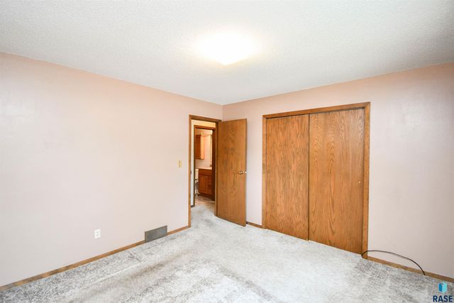 5900 W 50th St, Sioux Falls, SD 57106