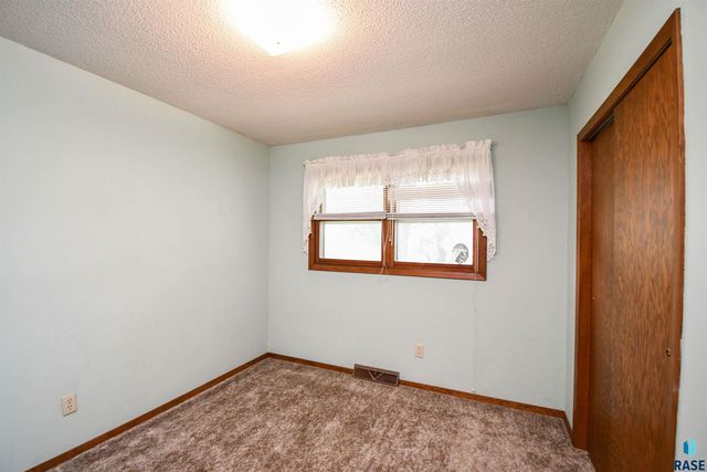 5900 W 50th St, Sioux Falls, SD 57106