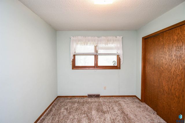 5900 W 50th St, Sioux Falls, SD 57106