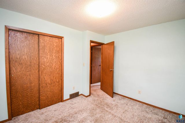 5900 W 50th St, Sioux Falls, SD 57106