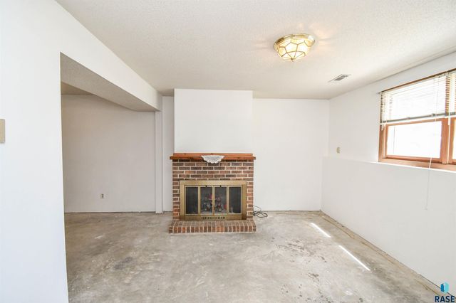 5900 W 50th St, Sioux Falls, SD 57106