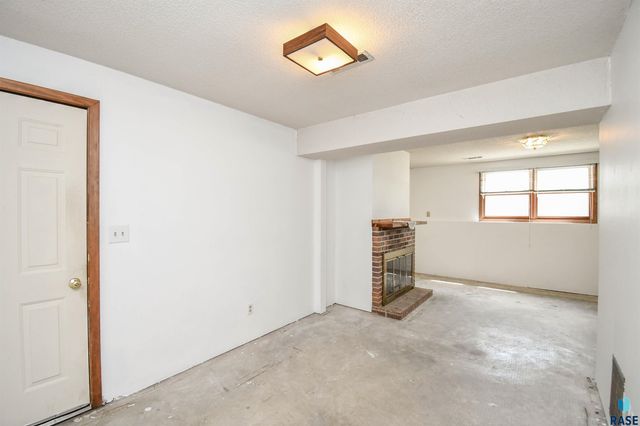5900 W 50th St, Sioux Falls, SD 57106