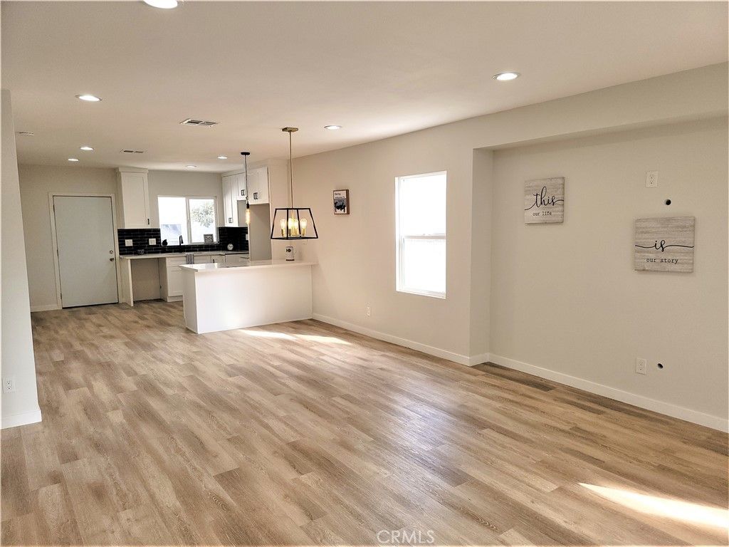 Image 11 of property listing at 7040 3rd, Los Angeles, CA 90043
