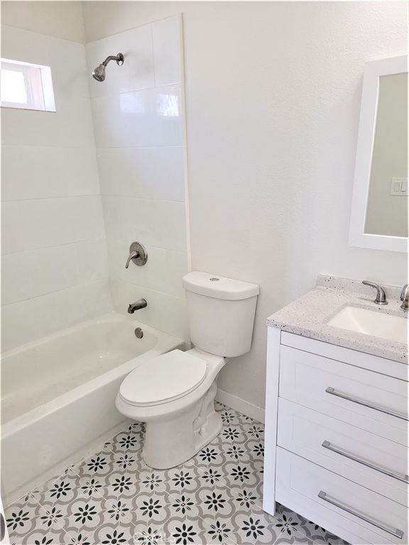 Image 15 of property listing at 7040 3rd, Los Angeles, CA 90043