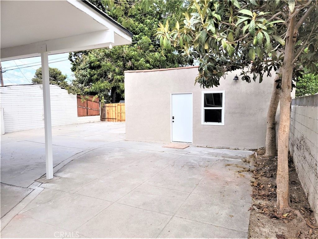 Image 18 of property listing at 7040 3rd, Los Angeles, CA 90043