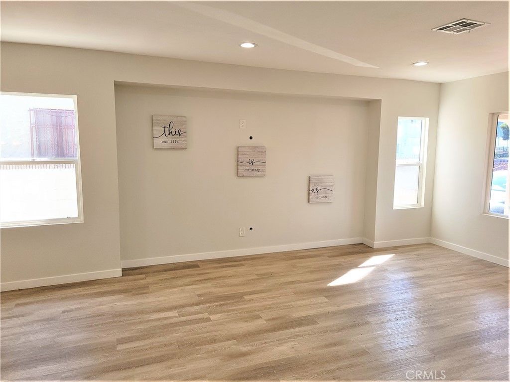 Image 2 of property listing at 7040 3rd, Los Angeles, CA 90043