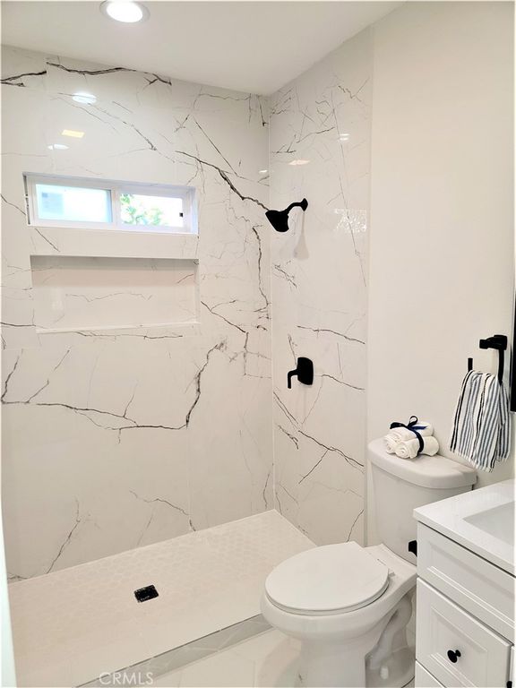 Image 3 of property listing at 7040 3rd, Los Angeles, CA 90043