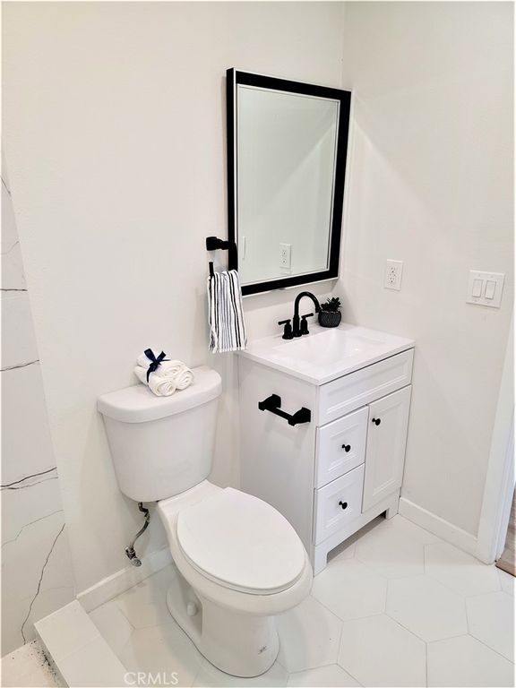 Image 4 of property listing at 7040 3rd, Los Angeles, CA 90043