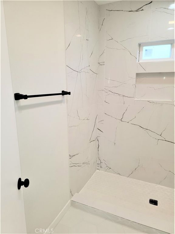 Image 5 of property listing at 7040 3rd, Los Angeles, CA 90043