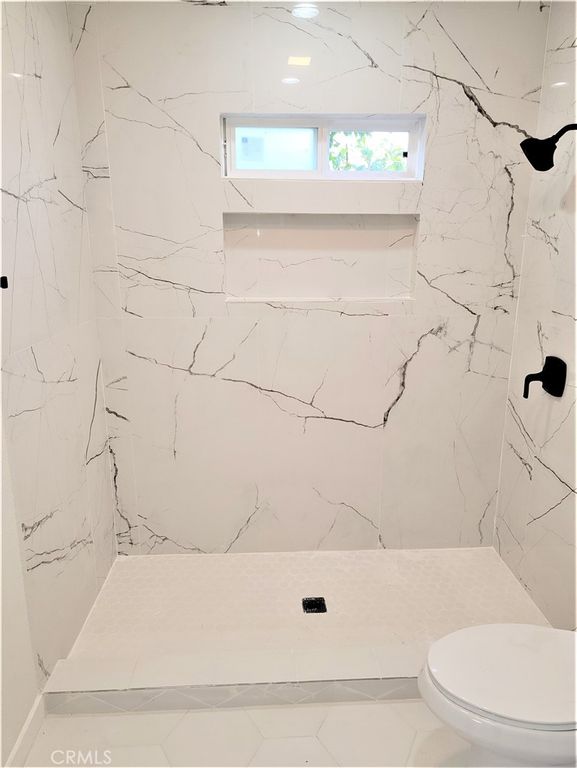 Image 6 of property listing at 7040 3rd, Los Angeles, CA 90043