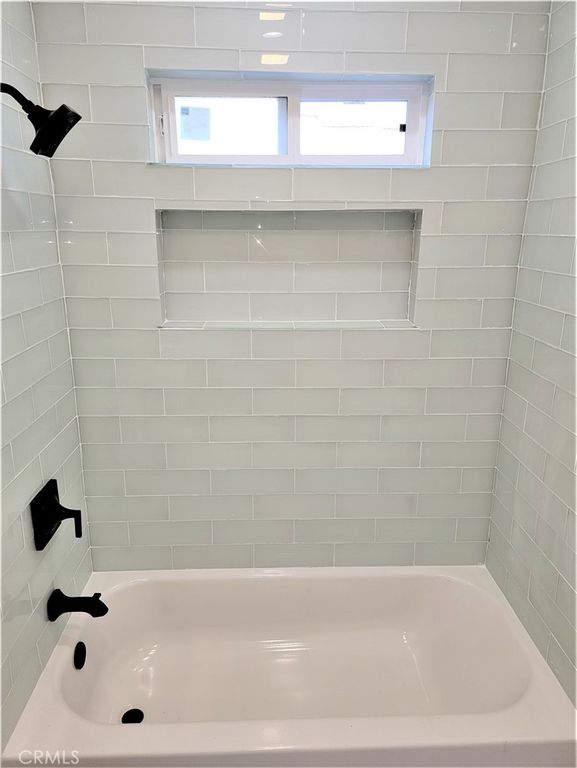 Image 7 of property listing at 7040 3rd, Los Angeles, CA 90043