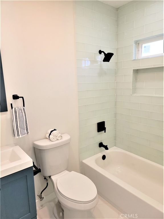 Image 9 of property listing at 7040 3rd, Los Angeles, CA 90043