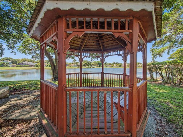 4675 Lakeside Circle, West Palm Beach, FL 33417