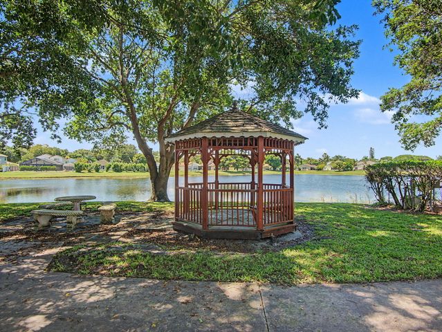 4675 Lakeside Circle, West Palm Beach, FL 33417