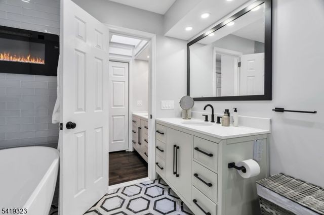 1 Rolling Hill Ct, Madison Boro, NJ 07940