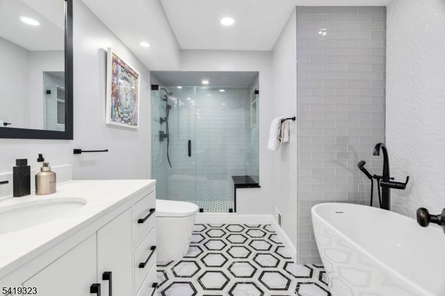 1 Rolling Hill Ct, Madison Boro, NJ 07940