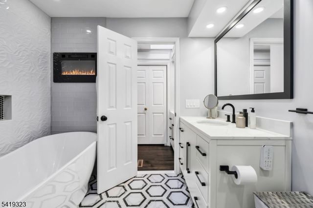 1 Rolling Hill Ct, Madison Boro, NJ 07940