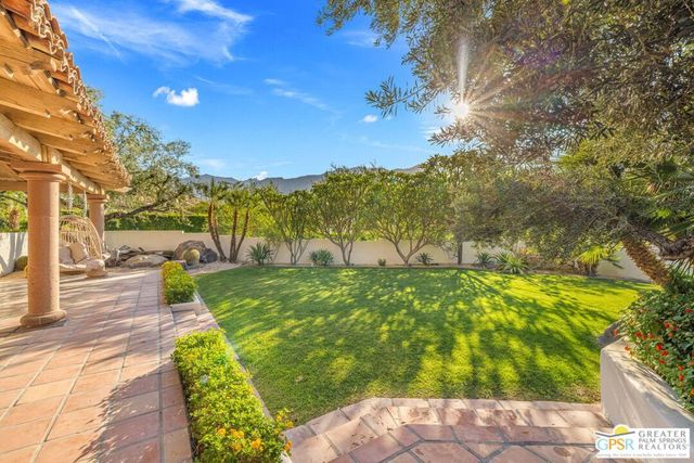 2300 S Bisnaga Avenue, Palm Springs, CA 92264