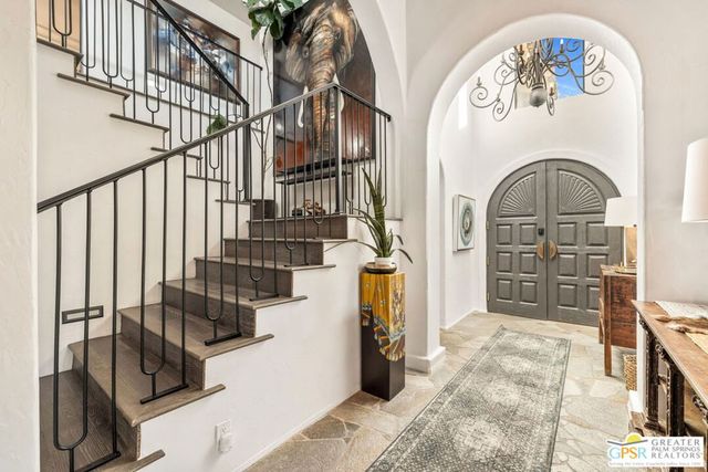 2300 S Bisnaga Avenue, Palm Springs, CA 92264