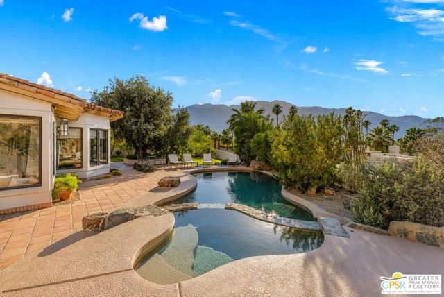 2300 S Bisnaga Avenue, Palm Springs, CA 92264