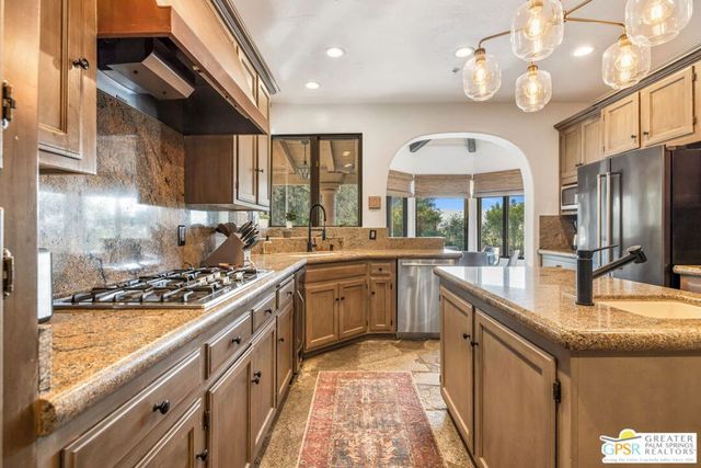 2300 S Bisnaga Avenue, Palm Springs, CA 92264