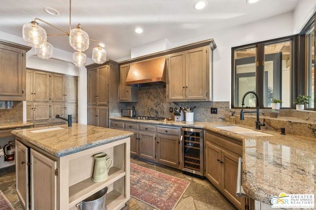2300 S Bisnaga Avenue, Palm Springs, CA 92264