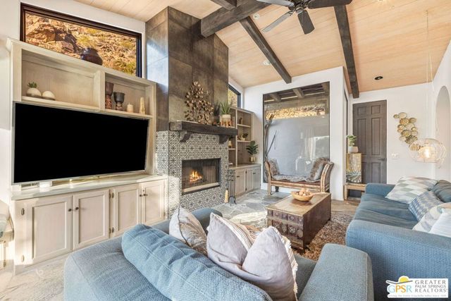 2300 S Bisnaga Avenue, Palm Springs, CA 92264