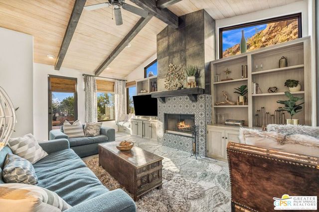 2300 S Bisnaga Avenue, Palm Springs, CA 92264