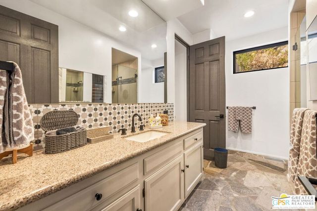 2300 S Bisnaga Avenue, Palm Springs, CA 92264