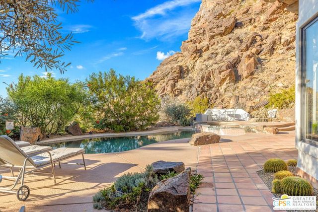 2300 S Bisnaga Avenue, Palm Springs, CA 92264