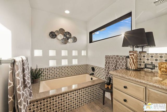 2300 S Bisnaga Avenue, Palm Springs, CA 92264
