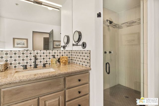 2300 S Bisnaga Avenue, Palm Springs, CA 92264