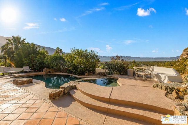 2300 S Bisnaga Avenue, Palm Springs, CA 92264