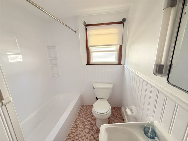 25 Thurston Avenue B, Newport, RI 02840
