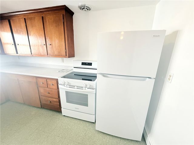 25 Thurston Avenue B, Newport, RI 02840