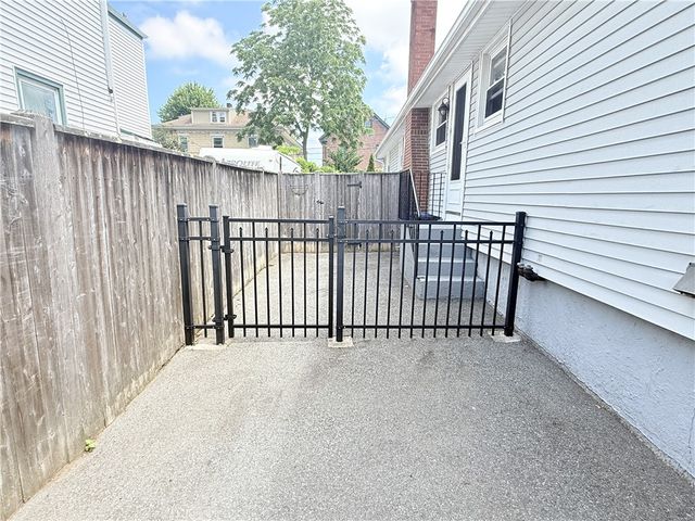 25 Thurston Avenue B, Newport, RI 02840