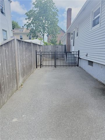 25 Thurston Avenue B, Newport, RI 02840