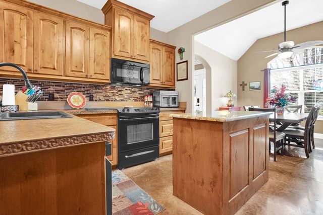 717 White Bear Trail, Lindale, TX 75771