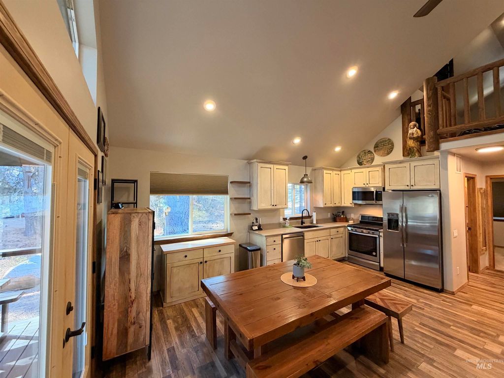 653 E Riverview Cir, Pine, ID 83647 photo 4