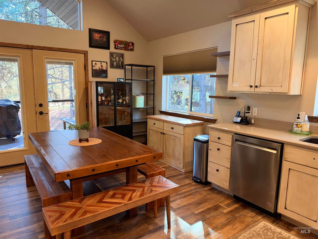 653 E Riverview Cir, Pine, ID 83647 photo 5