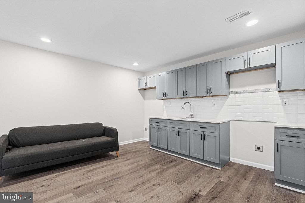 Image 5 of property listing at 5134 PEMBRIDGE AVE, Baltimore, MD 21215