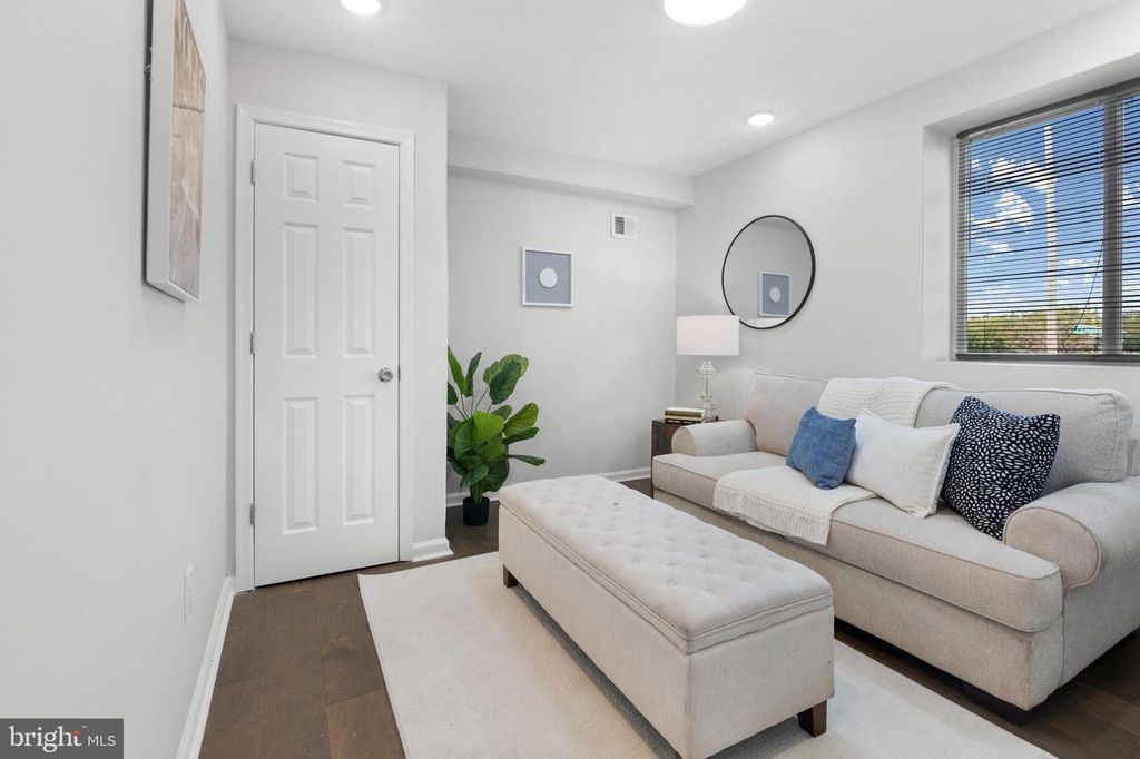 Image 6 of property listing at 5134 PEMBRIDGE AVE, Baltimore, MD 21215