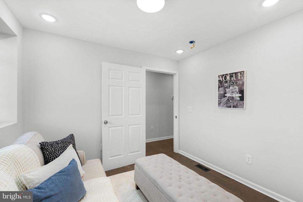 Image 7 of property listing at 5134 PEMBRIDGE AVE, Baltimore, MD 21215