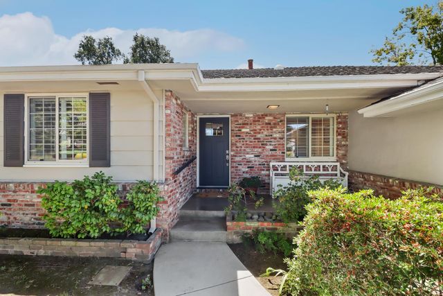 1292 Noonan Dr, Sacramento, CA 95822