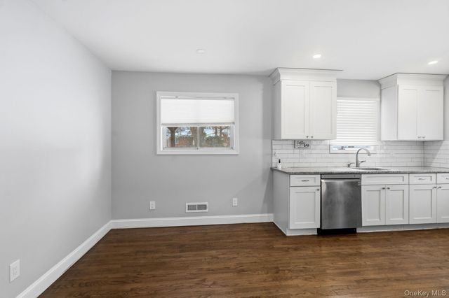 16 Blackman Street, Smithtown, NY 11787