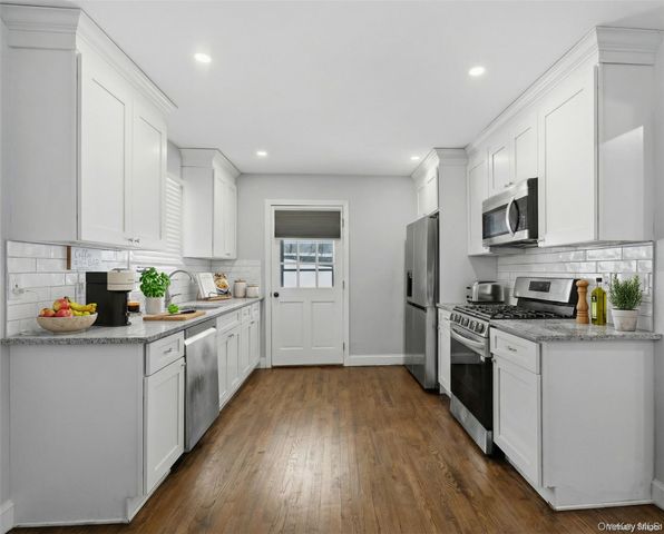 16 Blackman Street, Smithtown, NY 11787