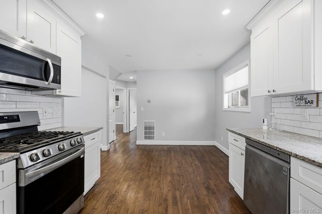 16 Blackman Street, Smithtown, NY 11787